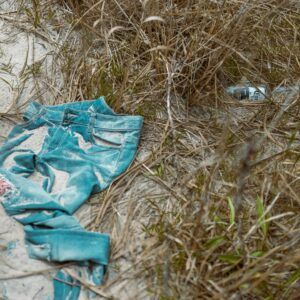 Día Internacional de Cero Desechos en la industria textil; pantalón tirado en la playa