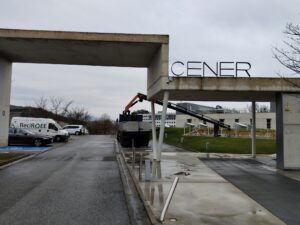 Recogida de equipo industrial en las instalaciones del Centro Nacional de Energías Renovables (CENER) para su reciclaje