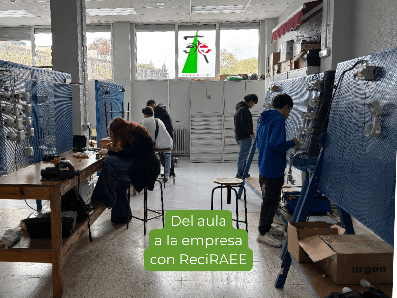 Aula-taller en Navarra con personas trabajando en paneles y mesas de prácticas, en una actividad vinculada a la gestión de residuos electrónicos, con el texto “Del aula a la empresa con ReciRAEE”, imagen que muestra la conexión entre formación práctica, clasificación de RAEE y aprendizaje del trabajo en una empresa autorizada.