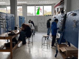 Aula-taller en Navarra con personas realizando prácticas de gestión y clasificación de residuos electrónicos (RAEE) junto a ReciRAEE.