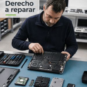Técnico reparando el interior de un ordenador portátil en un banco de trabajo, ilustrando el derecho a reparar, la prolongación de la vida útil de los equipos electrónicos y su relación con la gestión responsable de los RAEE